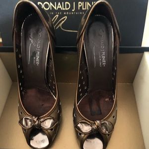Donald Pliner pumps